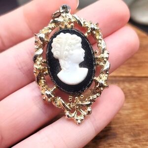 Sarah Coventry vintage cameo pendant high end estate